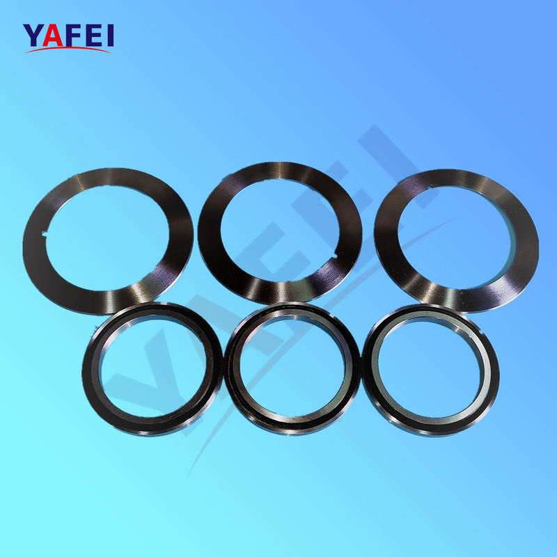 Dao cắt cuộn dưới cùng của cuộn giấy
